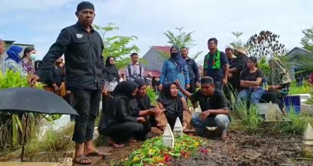 Proses pemakaman korban peluru nyasar di Pontianak, Kalimantan Barat, Kamis (3/11/2022).