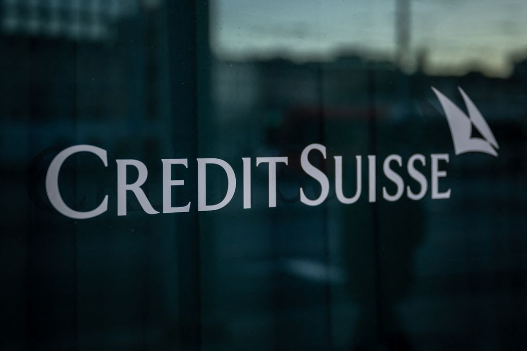 Logo Credit Suisse terlihat di kantor cabang Geneva, Swiss, 15 Maret 2023. 