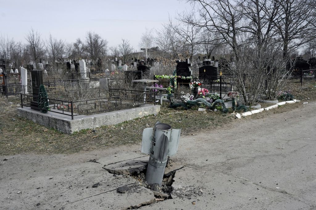 Roket 220 milimeter yang gagal meledak berisi bom renteng (<i>cluster bomb</i>) di dekat sebuah pemakaman di Mykolaiv, Ukraina selatan, 21 Maret 2022. 