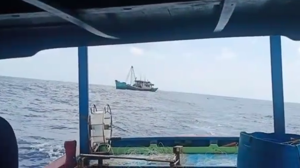 Sebuah kapal ikan Vietnam diduga tengah beroperasi di Laut Natuna Utara, Natuna, Kepulauan Riau, 19 April 2022.