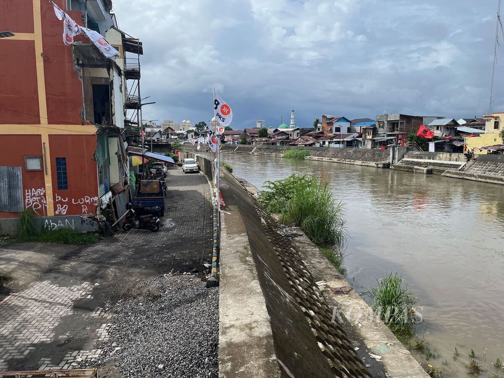 Tanggul pengendali banjir membentang di tepi Sungai Tondano, Kamis (18/1/2024), di Kelurahan Komo Luar, Wenang, Manado, Sulawesi Utara. Pascabanjir yang terjadi pada Januari 2023, warga yang tak bisa merelokasi diri berupaya beradaptasi dengan risiko bencana.