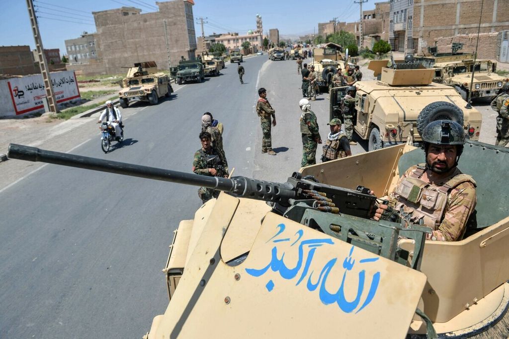 Anggota Komando Tentara Nasional Afghanistan berpatroli dengan kendaraan di sepanjang Distrik Enjil, Provinsi Hert, Afghanistan, 1 Agustus 2021. 