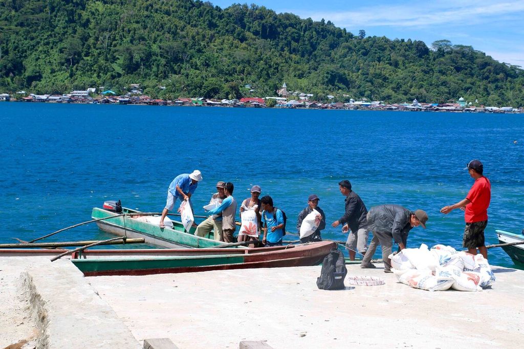 Warga mengangkat beras sejahtera dari kapal penyeberangan untuk didistribusikan di Kepulauan Pagai Selatan, Kabupaten Kepulauan Mentawai, Sumatera Barat, Senin (7/3/2016).