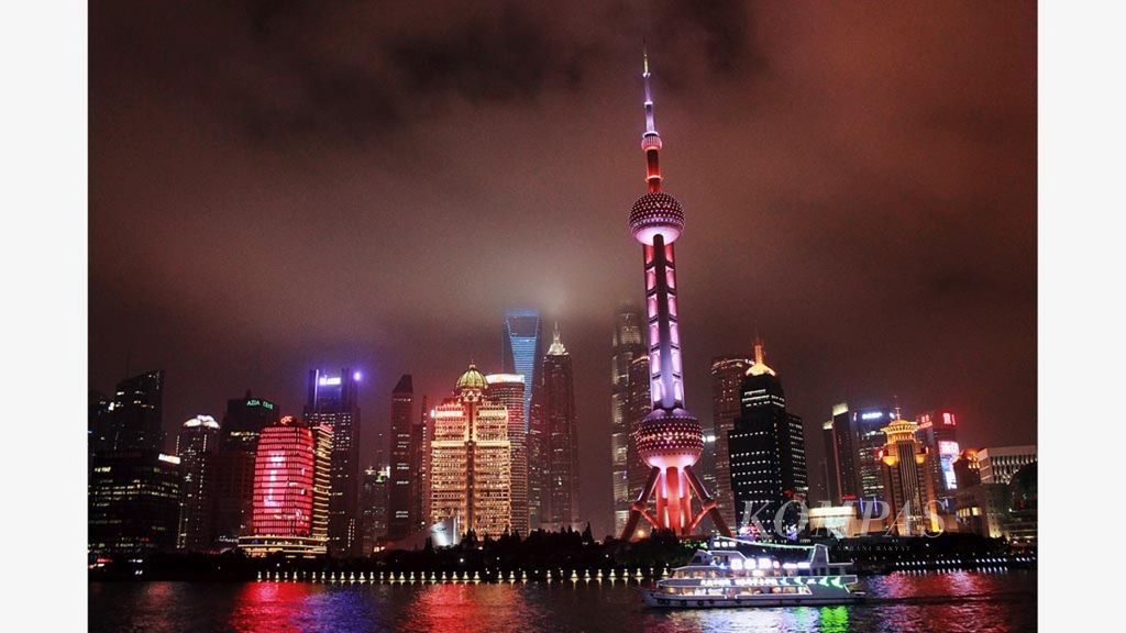 Shanghai, China, di malam hari yang hidup dengan berbagai aktivitas, termasuk wisata malam, seperti dilihat dari kapal yang menyusuri Sungai Huangpu, Juni 2017. 