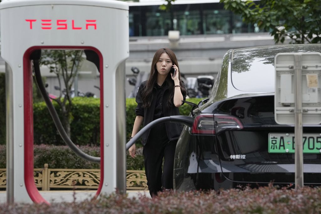 Tempat pengisian ulang daya mobil listrik di Beijing, China, pada Mei 2023. China menjadi salah satu magnet penting industri otomotif global. 