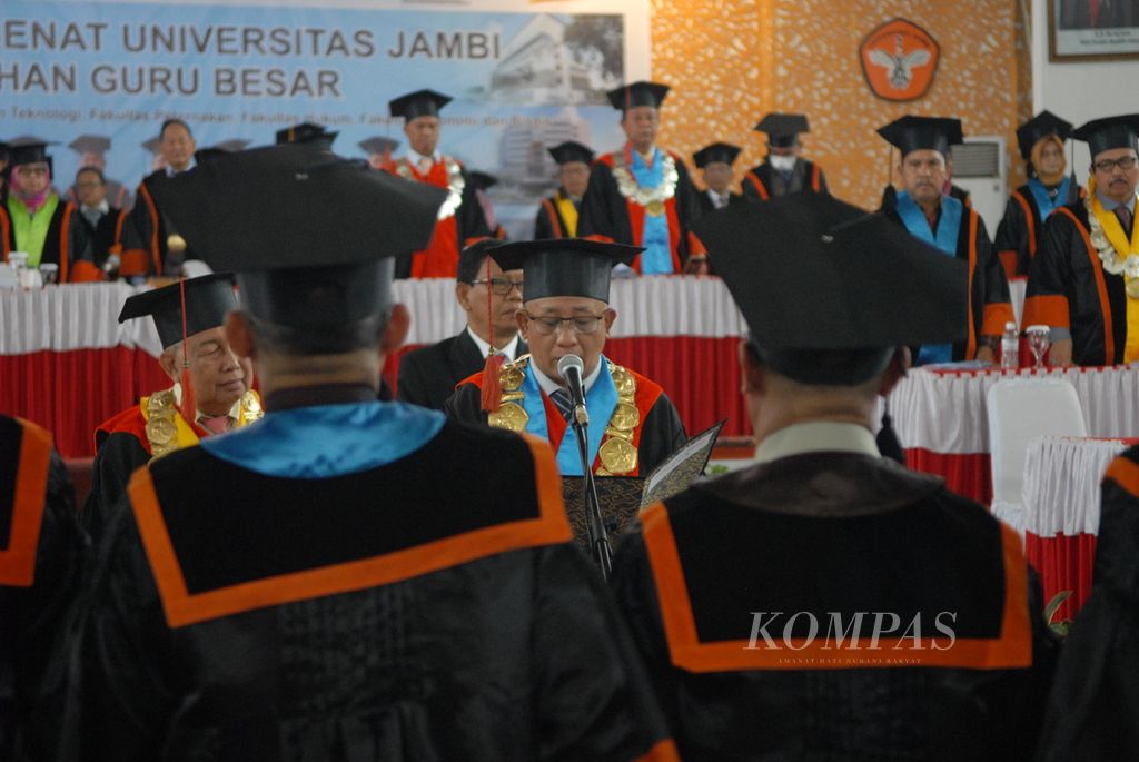 Sebanyak 10 dosen Universitas Jambi dikukuhkan sebagai guru besar, 19 Januari 2023.  
