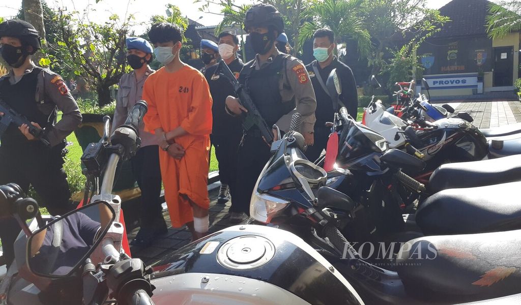 Satreskrim Polresta Denpasar mengungkap kasus pencurian sepeda motor dan menangkap seorang tersangka. Polisi membawa tersangka kasus pencurian sepeda motor dalam jumpa pers di Polresta Denpasar, Rabu (23/3/2022).