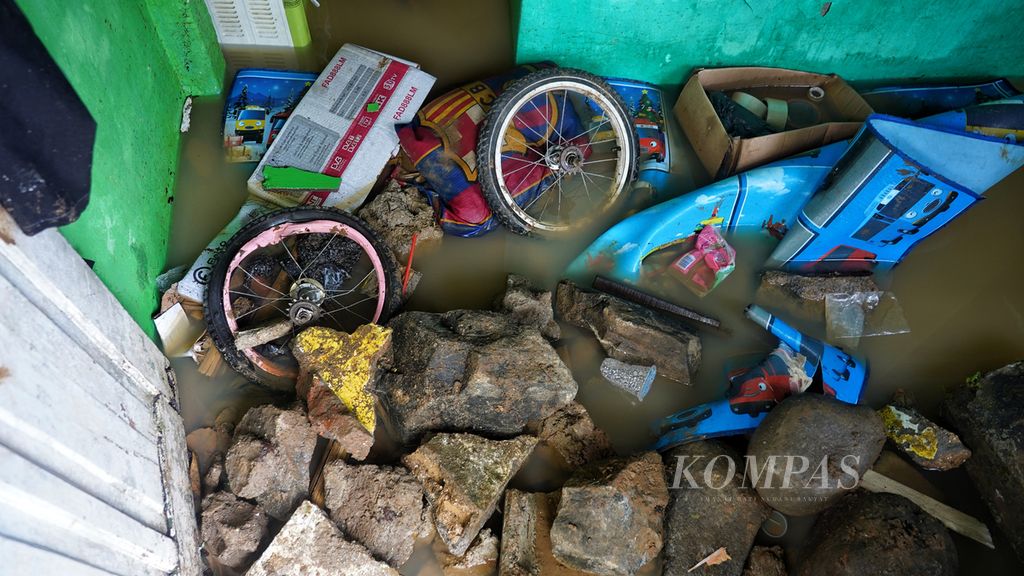 Kondisi salah satu bagian dalam bangunan rumah yang mengalami kerusakan akibat musibah longsor di Kampung Lebak Kantin, Sempur, Kota Bogor, Jawa Barat, Senin (25/3/2024). 