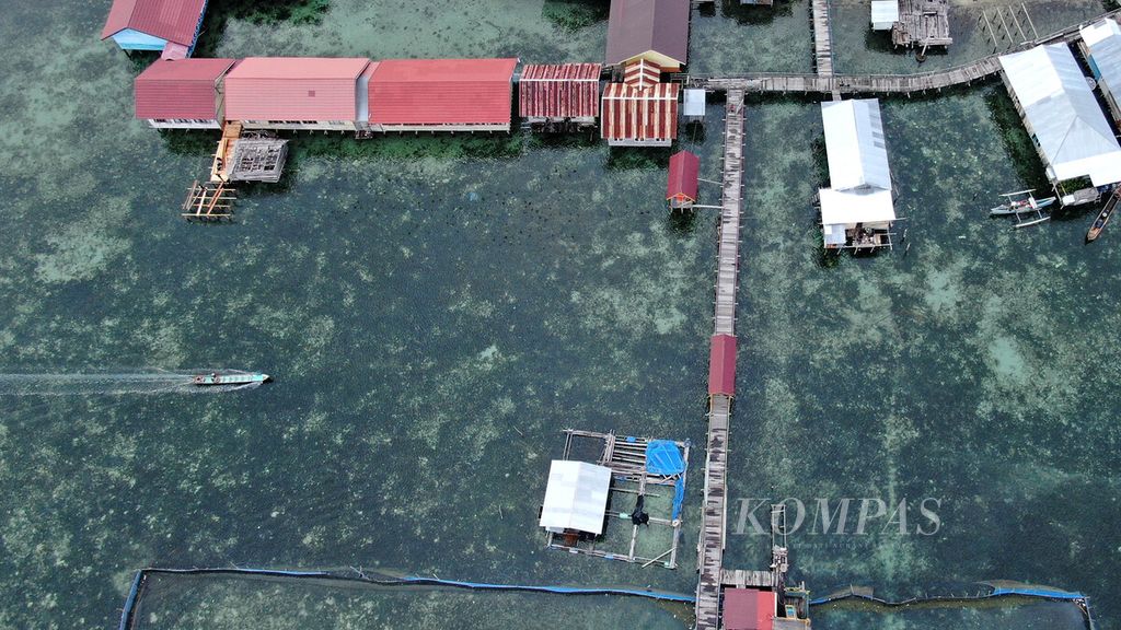 Perahu warga di Kampung Bajo Torosiaje, Popayato, Kabupaten Pohuwato, Provinsi Gorontalo, Jumat (15/7/2022). Sebagian besar warga di Torosiaje bekerja sebagai nelayan. Selain ikan, warga juga menangkap gurita dan teripang. 