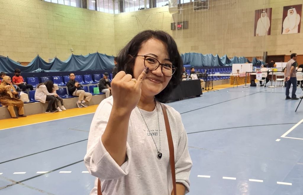 Pemilih menunjukkan jari yang tercelup tinta tanda sudah menggunakan hak pilih pada pelaksanaan pemilu bagi diaspora Indonesia yang bertempat di Qatar Sports Club, Doha, Qatar, Jumat (9/2/2024).