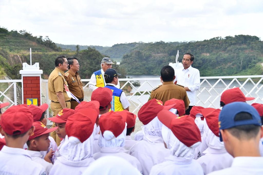 Presiden Joko Widodo didampingi Ibu Iriana Joko Widodo meresmikan Bendungan Leuwikeris di Kabupaten Tasikmalaya, Provinsi Jawa Barat, Kamis (29/8/2024). Dalam sambutannya, Presiden Jokowi menyampaikan manfaat multifungsi dari bendungan tersebut, mulai dari air baku hingga irigasi.