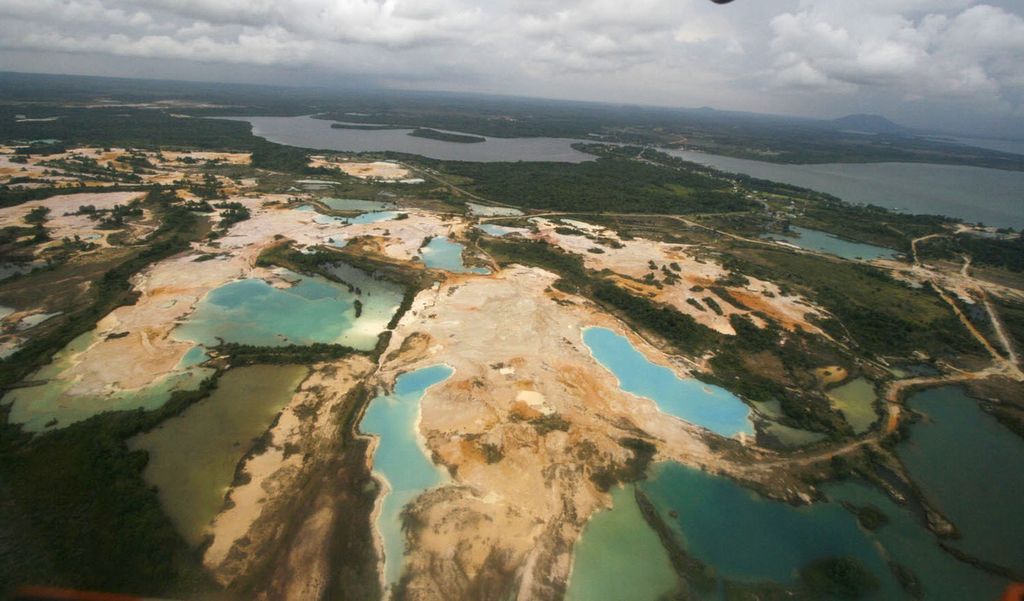 Kerusakan lingkungan akibat pertambangan bauksit di kawasan Bintan, Kepulauan Riau.