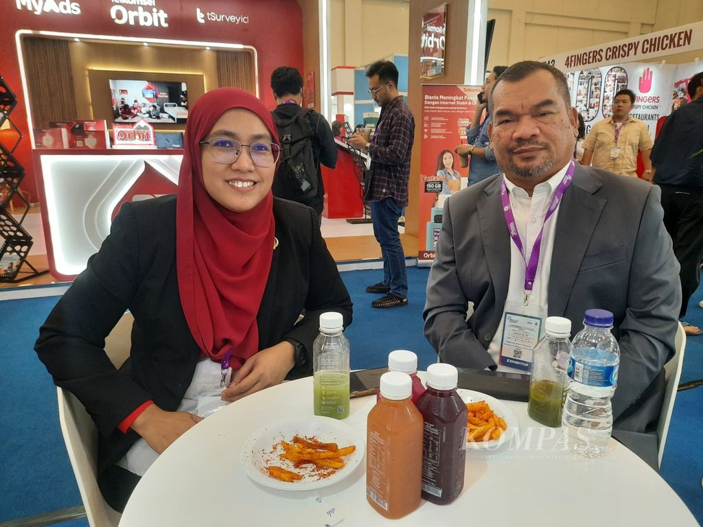 Chief Executive Asosiasi Franchise Malaysia (MFA) Zuraida Jomri (kiri) bersama Bendahara MFA Ramilan Abdul Rahman saat berpartisipasi dalam Waralaba Internasional, Lisensi, dan Pameran serta Konferensi Konsep Bisnis (IFRA) 2023 di ICE BSD, Tangerang, Banten, Jumat (25/8/2023). Kompas/Yosepha Debrina R Pusparisa 25/8/2023