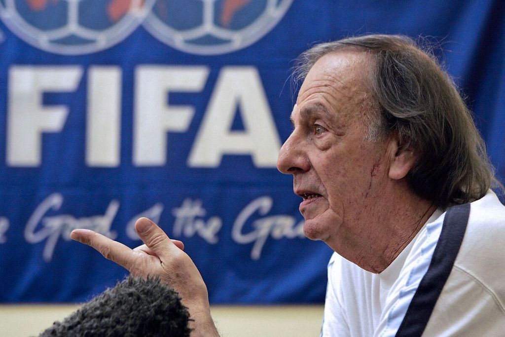 Cesar Luis Menotti spoke at a seminar in Havana, Cuba, in front of dozens of Cuban soccer coaches on October 4th, 2005. The Argentine Football Federation announced Menotti's passing at the age of 85 on Monday morning, May 6th, 2024, WIB.