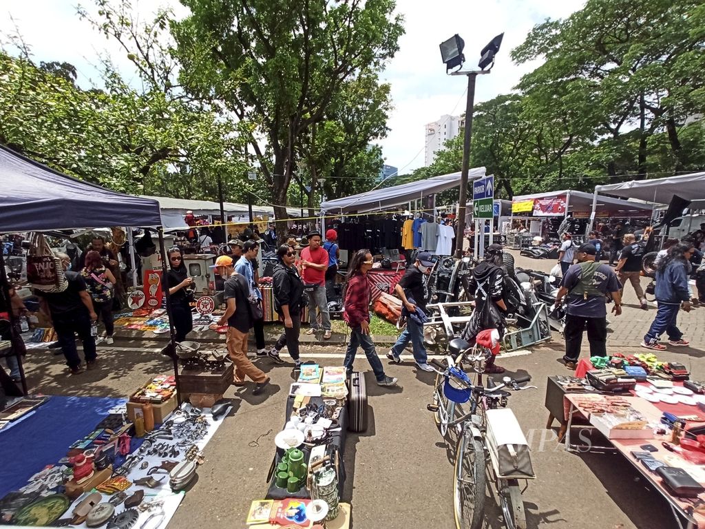 Pengunjung melihat beragam produk aksesoris kendaraan yang dijual di pameran usaha mikro kecil dan menengah (UMKM) otomotif di ajang Tumplek Blek di Parkir Timur Gelora Bung Karno, Jakarta (4/9/2022). Dukungan dana pemerintah diperlukan untuk meningkatkan UMKM.