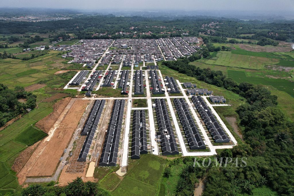 Foto udara perumahan baru di Desa Babat, Kecamatan Legok, Tangerang, Banten, Kamis (1/9/2022). 