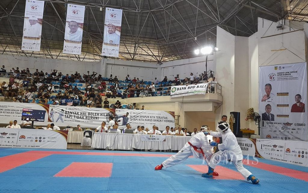 Kejuaraan karate terbuka Gendo Law Office Open Karate Championship 2024 digelar di GOR Lila Bhuana, Kota Denpasar, Bali, pada 19-21 April 2024. Suasana di GOR Lila Bhuana, Sabtu (20/4/2024), ketika digelar pertandingan kategori kumite. 