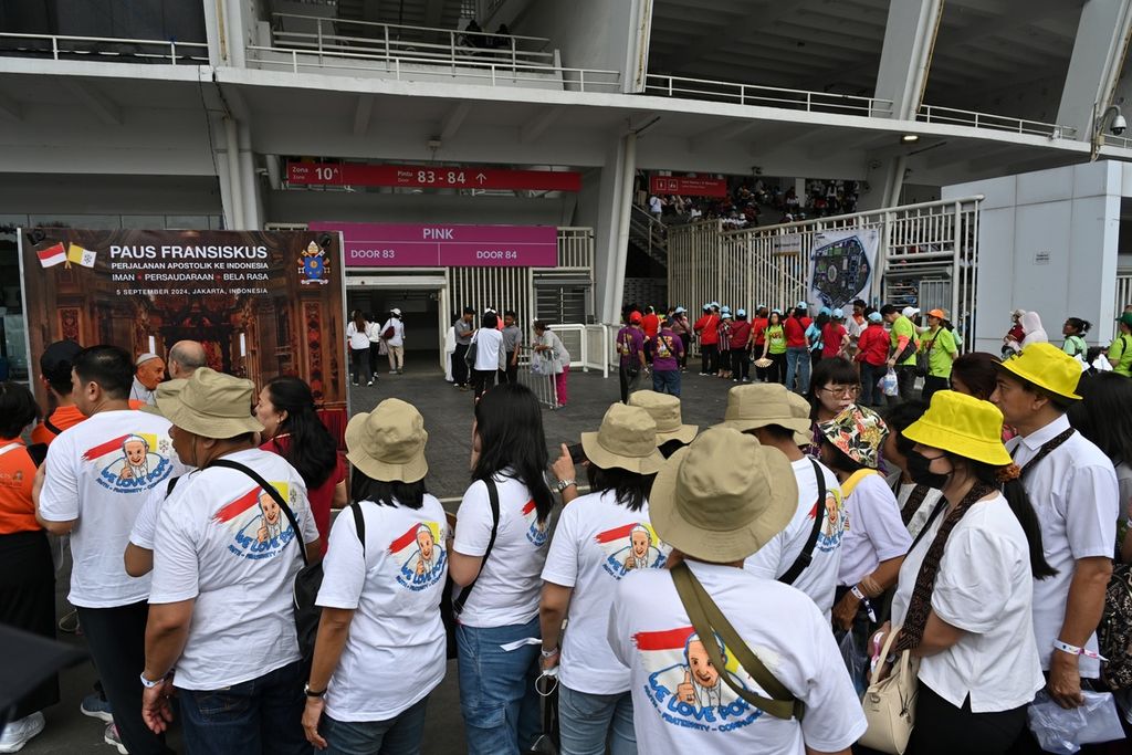 Suasana menjelang misa akbar bersama Paus Fransiskus di Stadion Utama Gelora Bung Karno, Jakarta, Kamis (5/9/2024). Misa akbar yang diikuti lebih dari 86.000 umat Katolik dari sejumlah kota dan wilayah di Indonesia tersebut merupakan rangkaian perjalanan apostolik Paus Fransiskus di Indonesia. 