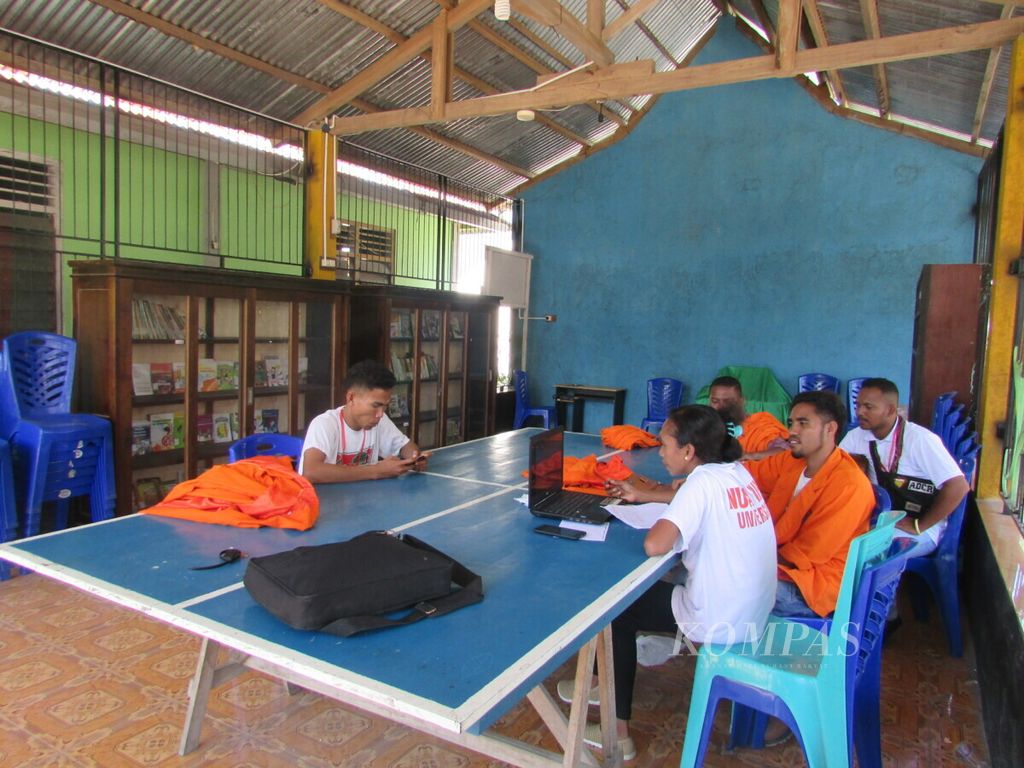 Beberapa mahasiswa peserta KKN di Desa Nita, Sikka, Nusa Tenggara Timur sedang memanfaatkan layanan Wi-Fi di kantor desa itu, Senin (27/7/2020).