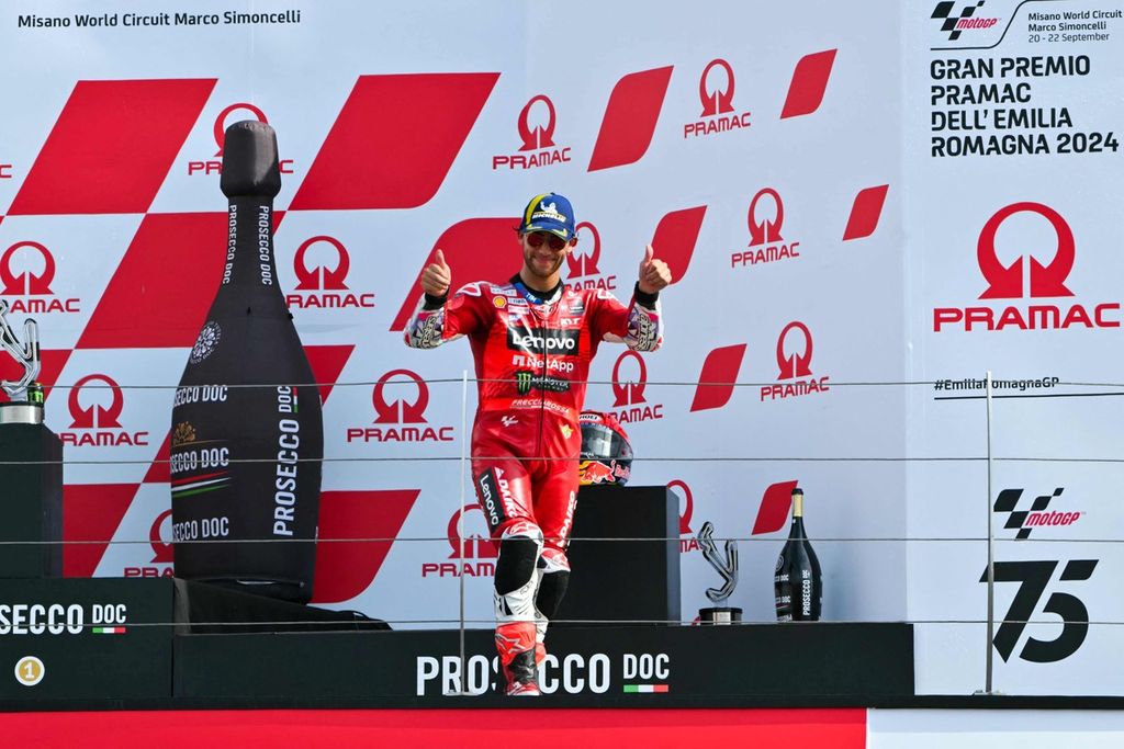 Pebalap tim Ducati Lenovo, Enea Bastianini, merayakan kemenangannya pada balapan utama MotoGP seri Emilia-Romagna di Sirkuit Marco-Simoncelli, di Misano Adriatico, Italia, Minggu (22/9/2024).