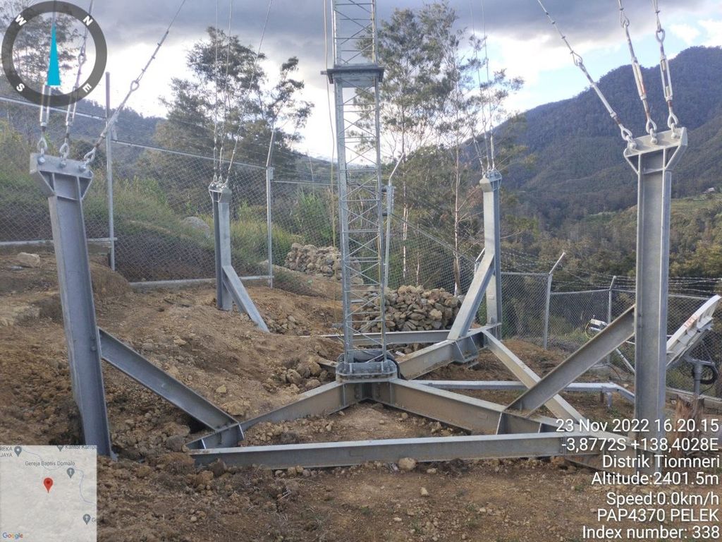 Tampilan salah satu proyek menara BTS untuk jaringan telepon seluler 4G di salah satu daerah terpencil di Papua tahun 2022.