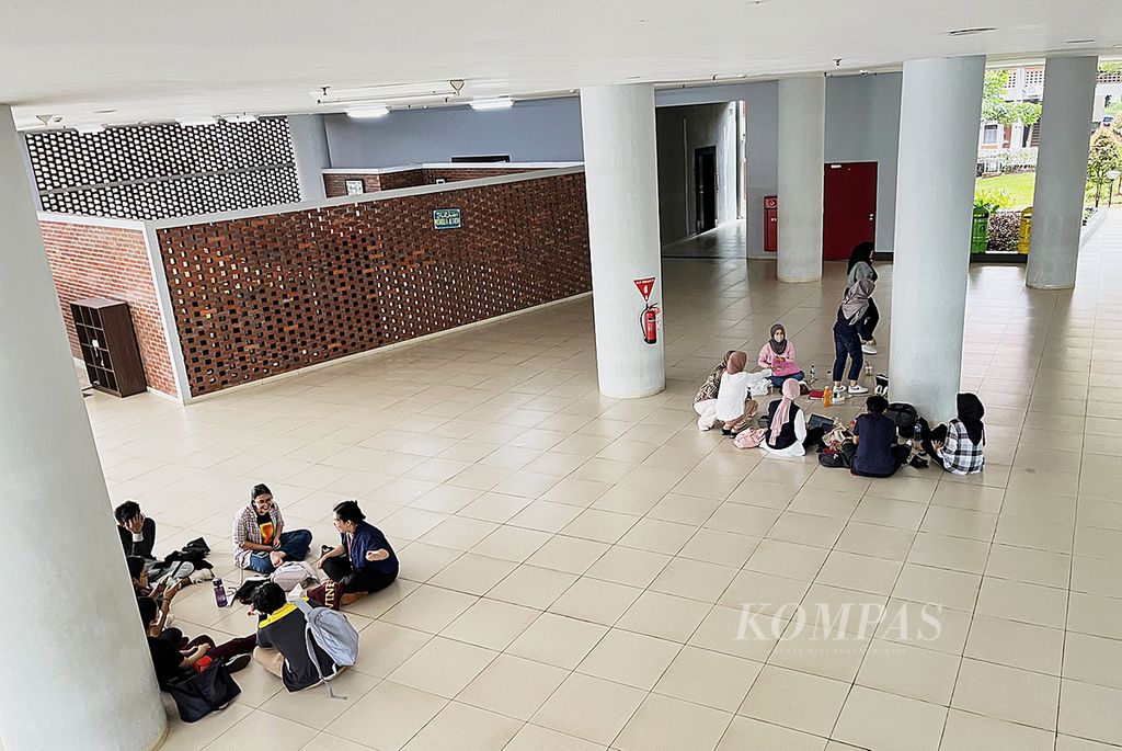 Suasana di Pusat Kegiatan Mahasiswa (Pusgiwa) Universitas Indonesia, Depok, Jawa Barat, Jumat (23/9/2022). Kampus negeri masih menjadi idaman bagi banyak siswa lulusan sekolah tingkat menengah atas. 
