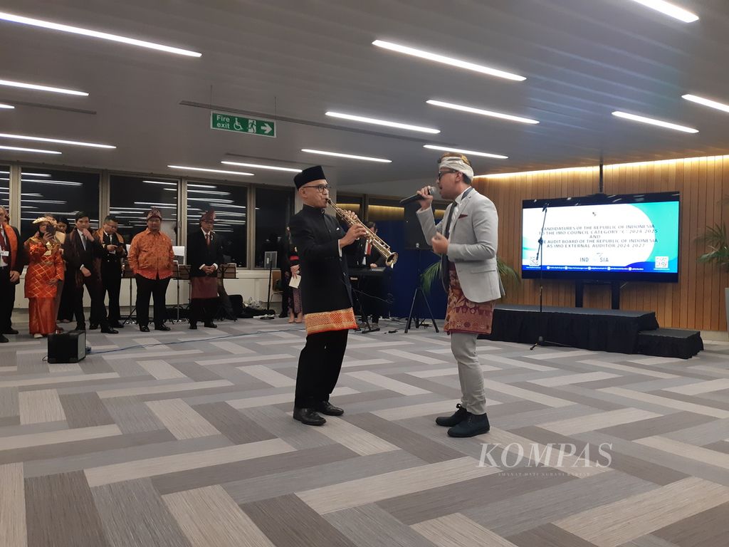 Duta Besar RI untuk Inggris, Irlandia, dan IMO, Desra Percaya, bermain saksofon untuk menghibur tamu dari anggota Organisasi Maritim Internasional (IMO) dalam acara resepsi diplomatik di markas IMO, London, Inggris, pada Selasa (28/11/2023) malam.  