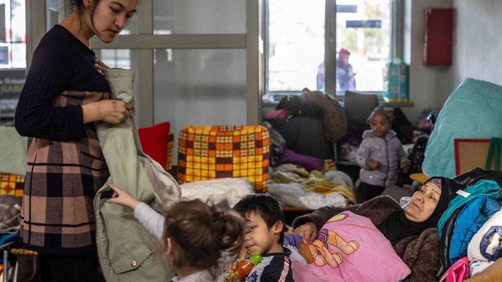 Pengungsi asal Ukraina di pos penampungan sementara di stasiun kereta di Przemysl, Polandia, 28 Februari 2022. Dilaporkan lebih dari 500.000 orang meninggalkan Ukraina setelah Rusia menyerang negara itu per 24 Februari, 2022