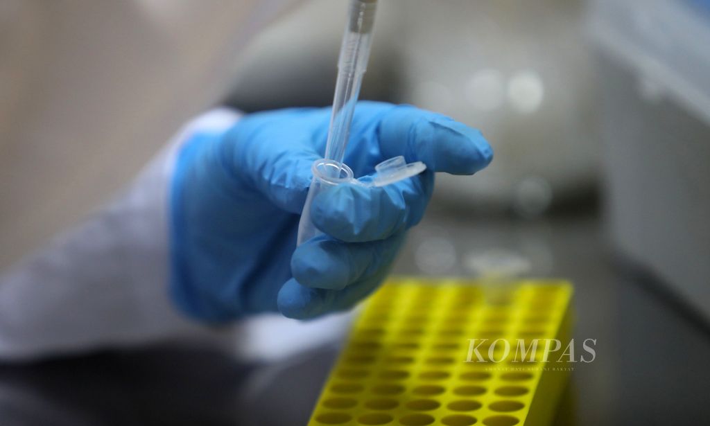 Asisten peneliti laboratorium genetika RSIA Tambak meneliti spesimen di dalam perangkat laminar dengan metode PCR dari pemeriksaan DNA di RS Ibu Anak Tambak, Menteng, Jakarta Pusat, Rabu (26/7/2023). Pemeriksaan tersebut untuk meneliti <i>suspect</i> kasus talasemia (kelainan darah). 