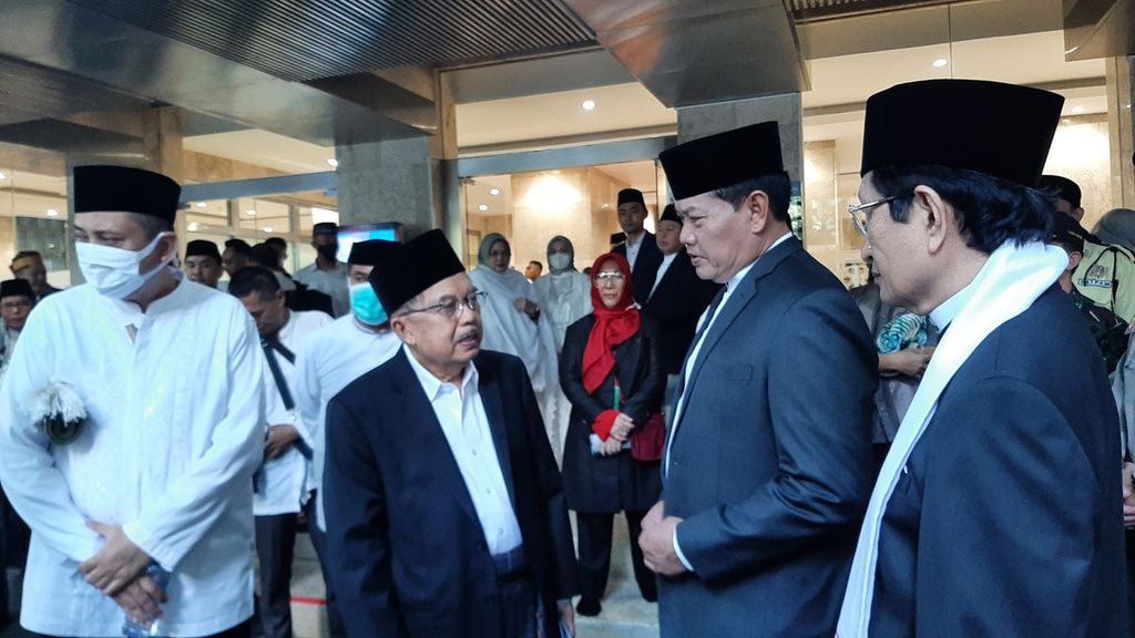 Wakil Presiden ke-10 dan ke-12 RI Jusuf Kalla (tengah) seusai pelaksanaan shalat Idul Fitri 1444 Hijriah di Masjid Istiqlal, Jakarta, Sabtu (22/4/2023).