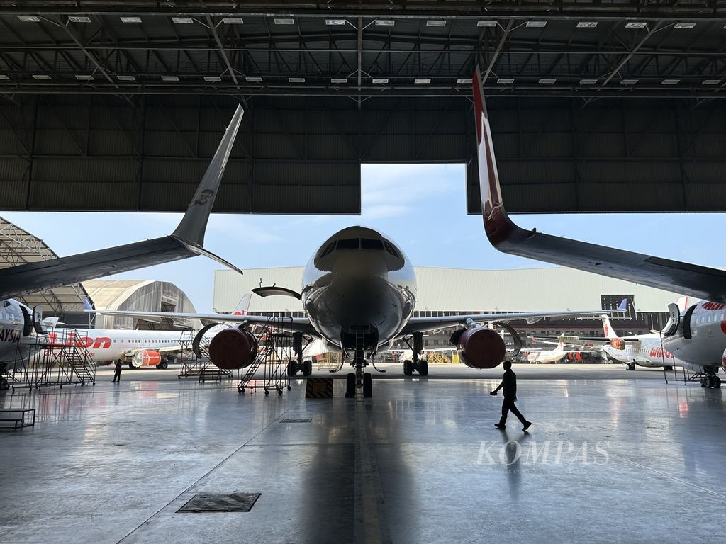 Beberapa pesawat menjalani perawatan di hanggar A Batam Aero Technic di kompleks Bandara Hang Nadim, Batam, Kepulauan Riau, Kamis (21/3/2024). Batam Aero Technic adalah fasilitas perawatan pesawat (Maintenance, Repair, Overhaul/ MRO) milik Lion Air Group.