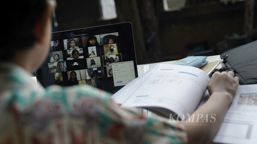 A student takes distance learning at his home in the Pondok Kelapa area, Duren Sawit, East Jakarta, Thursday (23/7/2020).