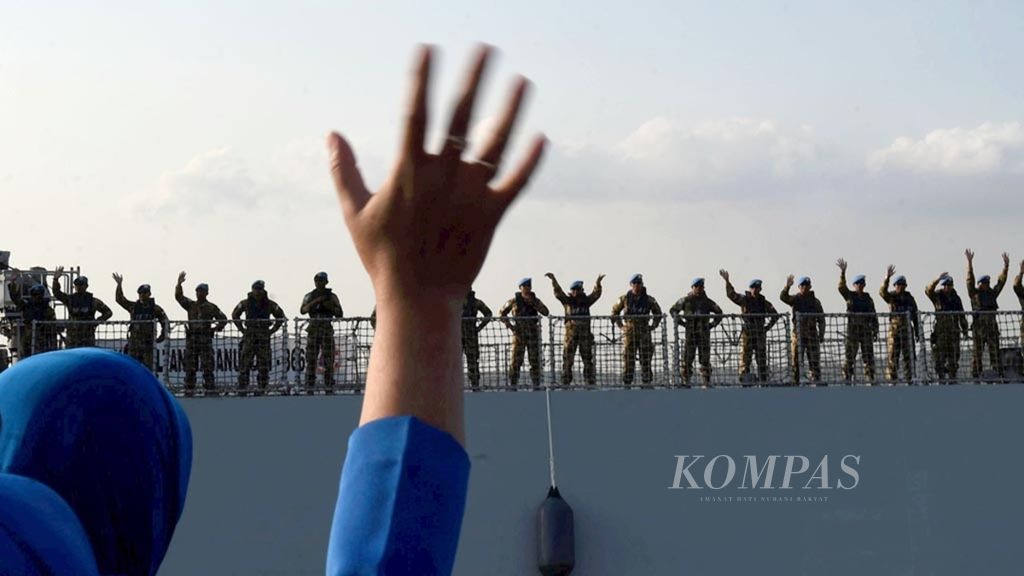Anggota Satgas Maritim TNI Kontingen Garuda XXVIII-K/UNIFIL memberikan salam perpisahan kepada keluarganya saat mereka mulai bertolak ke Lebanon dengan KRI Sultan Hasanuddin-366 di Dermaga Komando Armada II di Surabaya, Jawa Timur, Jumat (24/8/2018). 