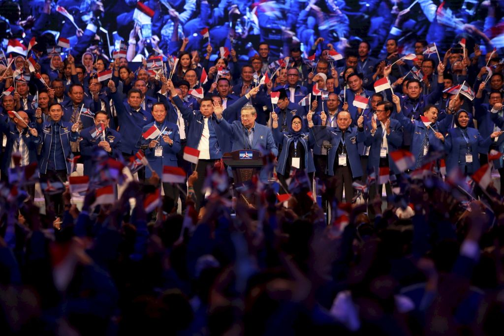 Ketua Umum Partai Demokrat Susilo Bambang Yudhoyono melambaikan tangan setelah menyampaikan pidato politik pada Dies Natalis Ke-15 Partai Demokrat di Jakarta Convention Center, Selasa (7/2/2017). Pada kesempatan tersebut, SBY menekankan perlunya menjaga kebinekaan bangsa.