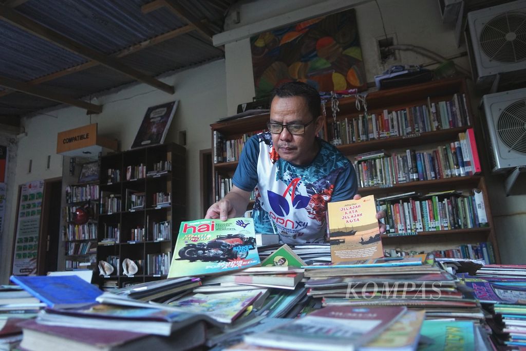 Pendiri Pustaka Kabanti Syaifuddin Gani merapikan koleksi buku perpustakaan komunitas, di Kendari, Sulawesi Tenggara, Rabu (21/2/2024). Gerakan literasi di Kota Lulo ini mengalami pasang surut seiring dinamika yang terjadi.
