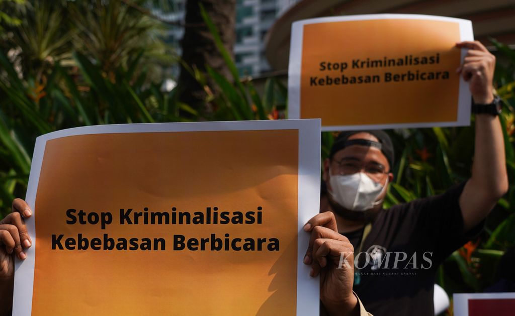 Pesan yang dibawa aktivis Aliansi Nasional RKUHP menggelar aksi di Jalan Karet Pasar Baru Timur 5, Jakarta, menolak rencana pengesahan Rancangan Kitab Undang-undang Hukum Pidana (RKUHP), Selasa (23/8/2022). 