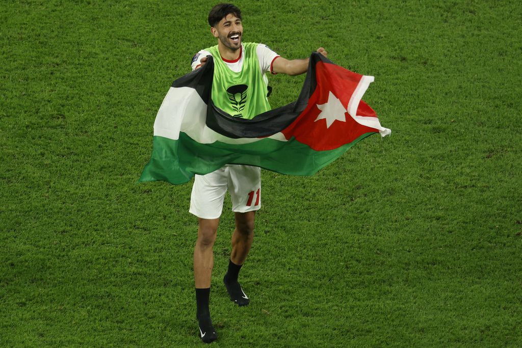 Penyerang Jordania Yazan al-Naimat merayakan kemenangan timnya setelah mengalahkan Korea Selatan pada akhir pertandingan semifinal Piala Asia 2023 antara Jordania dan Korea Selatan di Stadion Ahmad Bin Ali di Al-Rayyan, Doha, Qatar, Selasa (6/2/2024).