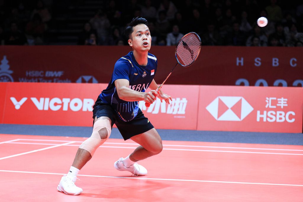 Tunggal putra Indonesia, Anthony Sinisuka Ginting, melawan Viktor Axelsen (Denmark) dalam pertandingan hari ketiga Grup A turnamen Final BWF di Hangzhou Olympics Sports Center, China, Jumat (15/12/2023). Anthony kalah dari Axelsen dengan skor 21-16, 7-21, 13-21.