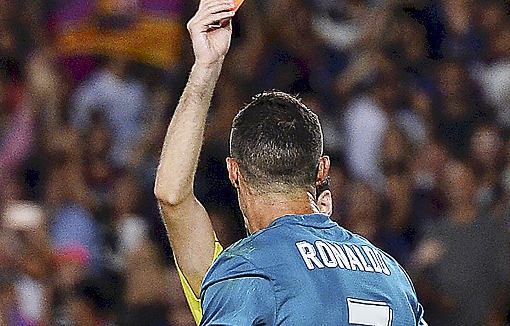 Ekspresi tubuh  pemain serang Real Madrid,  Cristiano Ronaldo, saat diganjar kartu merah oleh wasit Ricardo De Burgos pada laga pertama Liga Super Spanyol melawan Barcelona di Stadion Camp Nou, Senin (14/8) dini hari WIB. Real Madrid menang 3-1.
