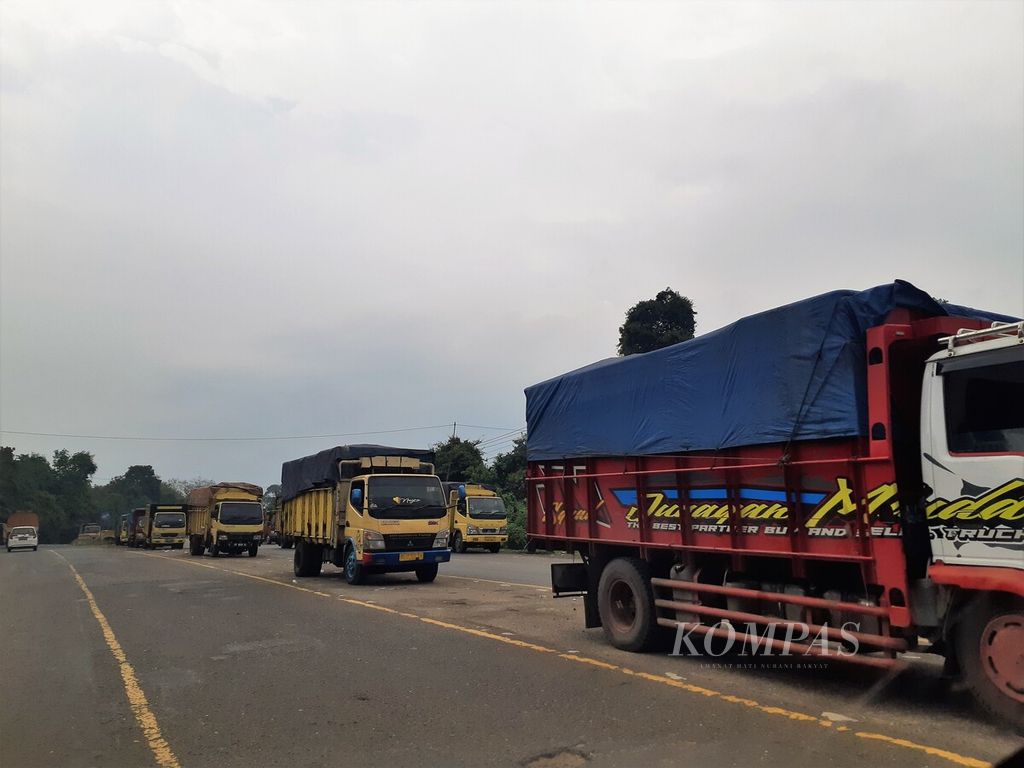 Puluhan angkutan batubara terparkir di jalan yang menghubungkan Jambi dan Muara Bulian, di wilayah Batanghari, Jambi, Kamis (19/5/2022). Kondisi itu tak jarang menyebabkan kepadatan dan kemacetan di jalan.