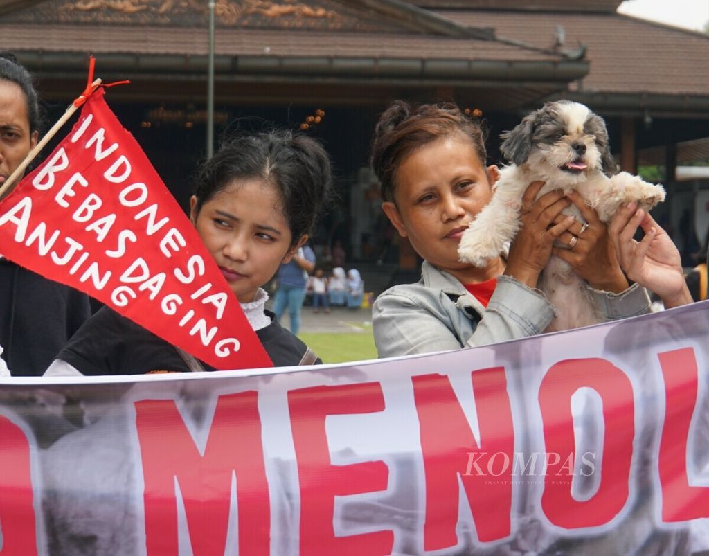 Para aktivis peduli satwa yang tergabung dalam koalisi Dog Meat Free Indonesia menyerukan penghentian perdagangan daging anjing di depan Balai Kota Solo, Jawa Tengah, Kamis (25/4/2019).