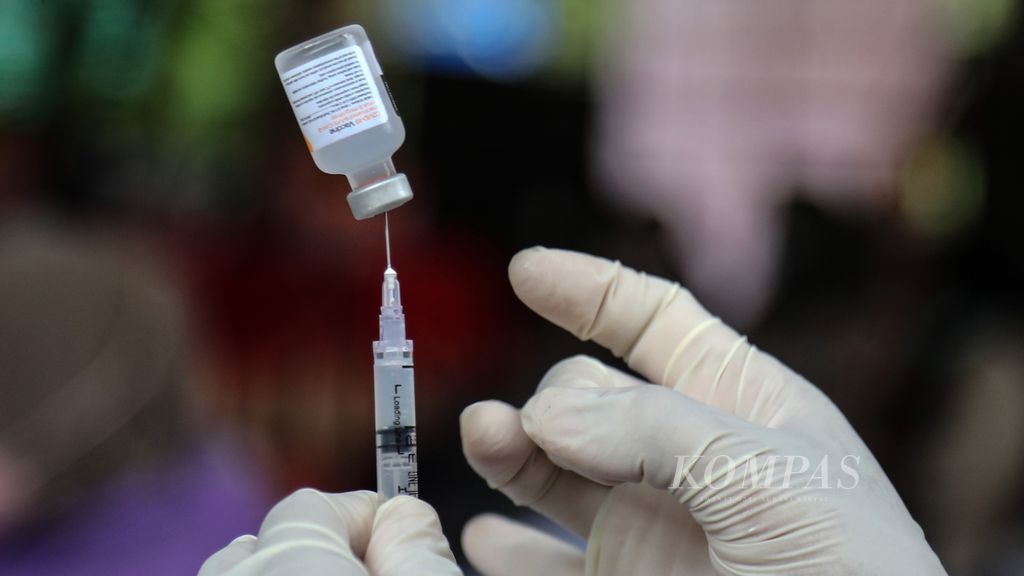 Vaksinator saat menyiapkan suntikan vaksin Covid-19 di Taman Safari Indoneisa, Cisarua, Kabupaten Bogor, Jawa Barat, yang menjadi bagian dari acara Vaksinasi Massal Serentak Se-Indonesia, Kamis (23/12/2021). Selain warga umum, acara yang digelar secara massal ini juga menyasar para pelajar usia 6-11 tahun. Pemberian vaksin secara massal ini untuk percepatan capaian dan pemerataan pemberian vaksin bagi warga di seluruh Indonesia. 