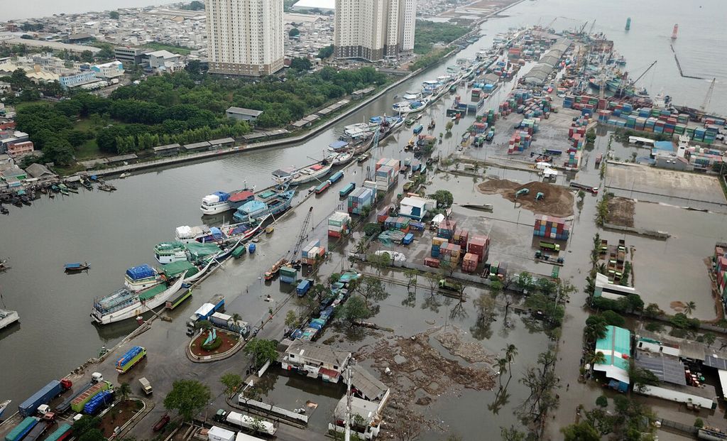 Banjir rob menggenangi Pelabuhan Sunda Kelapa, Jakarta Utara, Sabtu (4/12/2021). 