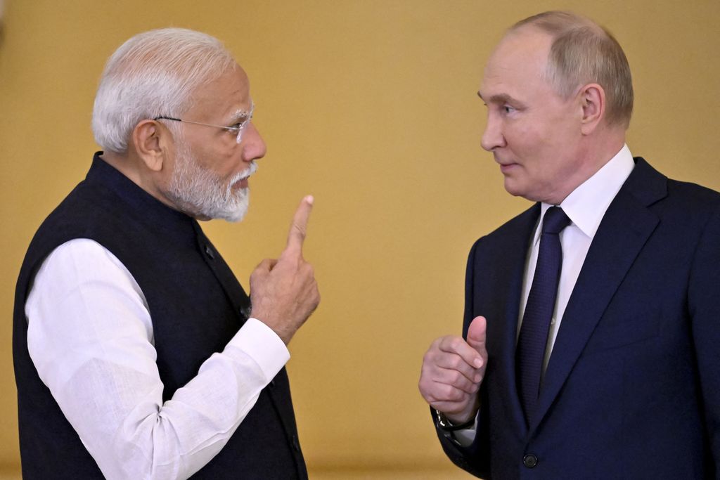 Presiden Rusia Vladimir Putin (kanan) dan Perdana Menteri India Narendra Modi menghadiri upacara penganugerahan gelar kehormatan Ordo St Andrew Rasul yang Dipanggil Pertama untuk PM India setelah pembicaraan mereka di Kremlin di Moskwa, Selasa (9/7/2024). 