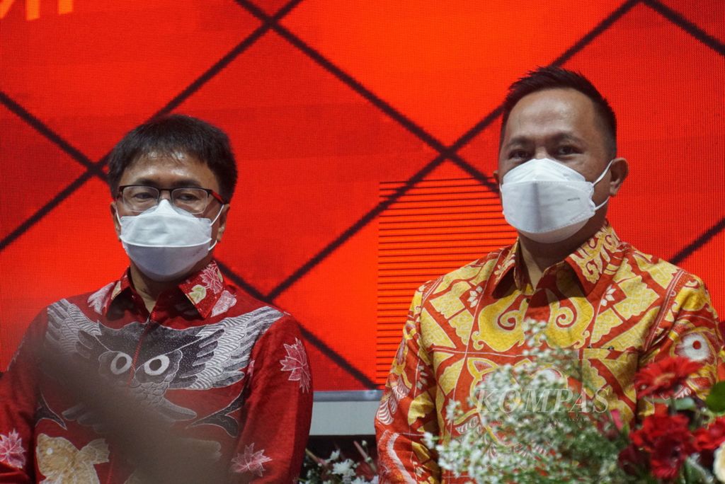 Wali Kota Manado Andrei Angouw (kiri) dan wakilnya, Richard Sualang, dalam perayaan satu tahun kepemimpinan mereka, Selasa (10/5/2022), di Kantor Wali Kota Manado, Sulawesi Utara.