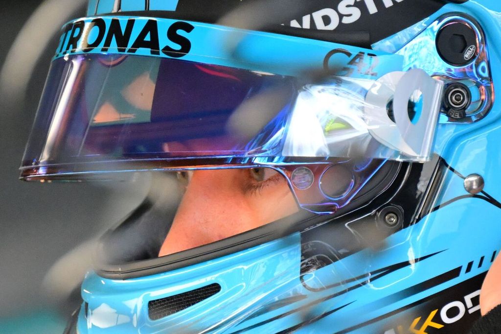 Pebalap Mercedes, George Russell, bersiap menjalani sesi latihan ketiga Grand Prix Inggris di Sirkuit Silverstone, Sabtu (8/7/2023). 