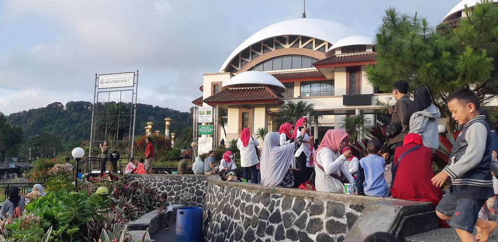 Wisatawan bersantai di taman Masjid At-Taawun, di Jalan Raya Puncak, Desa Tugu Selatan, Kecamatan Cisarua, Kabupaten Bogor, Jawa Barat, Rabu (2/3/2022).