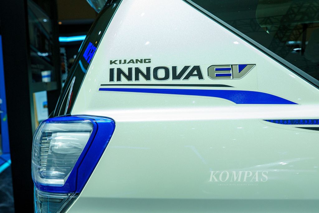 Logo Kijang Innova EV Concept berbasis teknologi <i>battery electric vehicle</i> (BEV) dipamerkan pada Indonesia International Motor Show (IIMS) Hybrid yang diselenggarakan di JIExpo Kemayoran, Jakarta, Kamis (31/3/2022). 