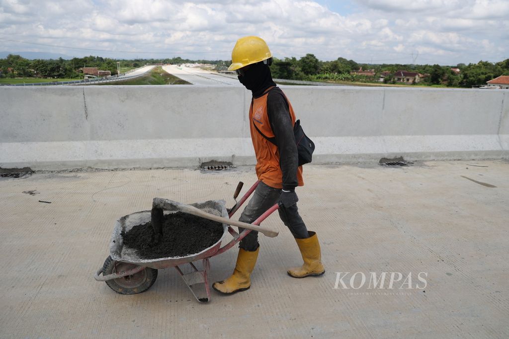 Pekerja beraktivitas di lokasi pembangunan Tol Solo-Yogyakarta di simpang susun Karanganom, Klaten, Jawa Tengah, Rabu (3/4/2024).