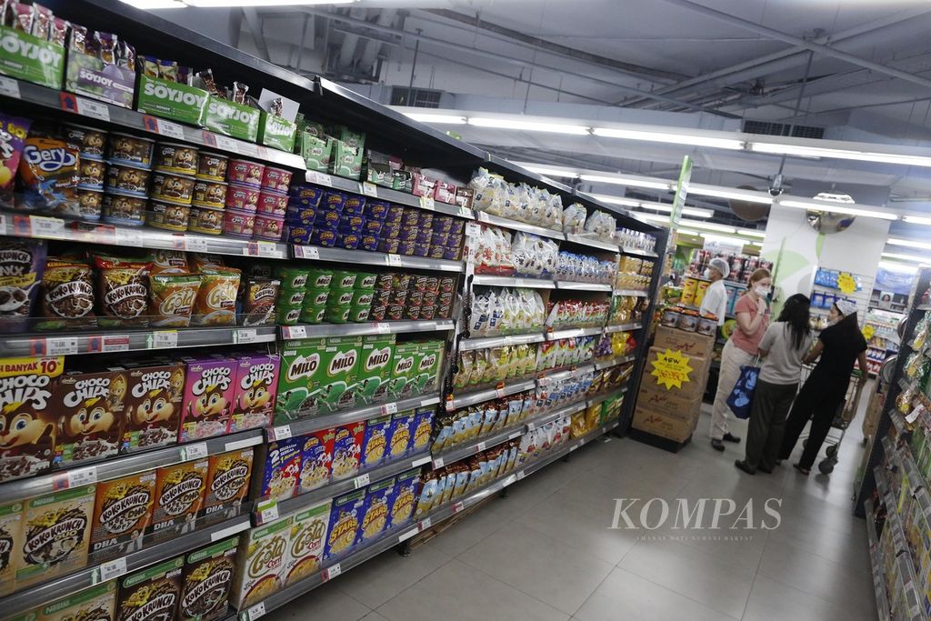 Pengunjung berbelanja kebutuhan rumah tangga di Foodmart, Plaza Semanggi, Setiabudi, Jakarta, Senin (6/2/2023). Konsumsi rumah tangga menjadi salah satu penopang pertumbuhan ekonomi.